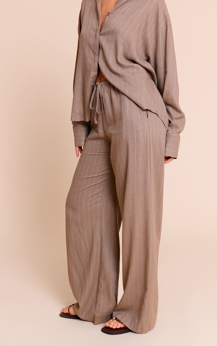 Pantalon décontracté taupe à fines rayures image 2
