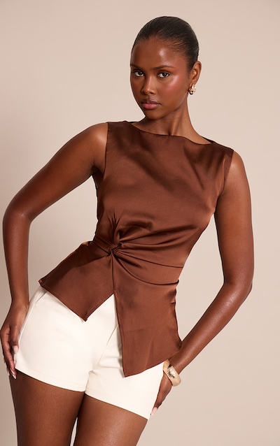 Top long satiné marron à détail torsadé sur la taille