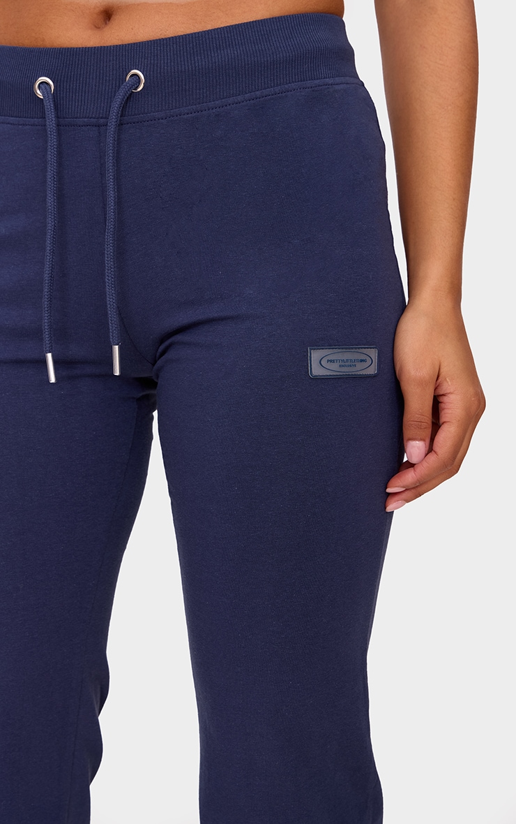 PRETTYLITTLETHING Pantalon droit bleu marine à taille basse et détail badge image 4