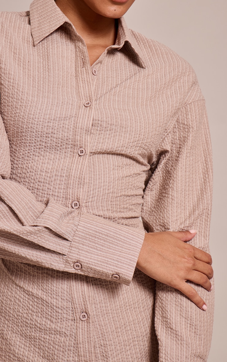 Robe chemise en coton seersucker taupe à fines rayures et taille cintrée image 4