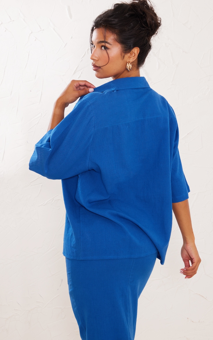 Chemise oversize bleu vif en maille tissée à épaules carrées image 2