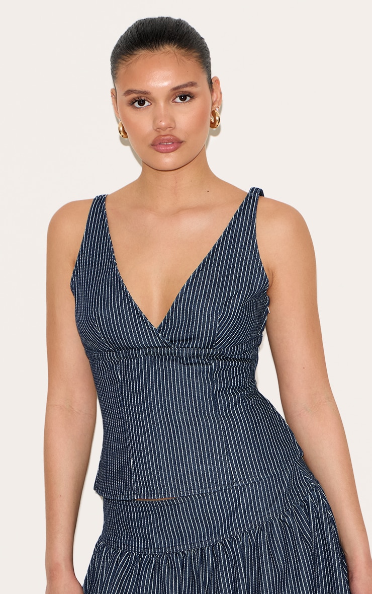 Top en jean bleu marine à fines rayures et décolleté image 4
