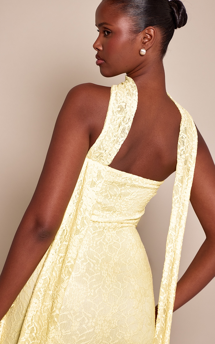 Robe longue asymétrique en dentelle jaune citron à détail foulard image 4