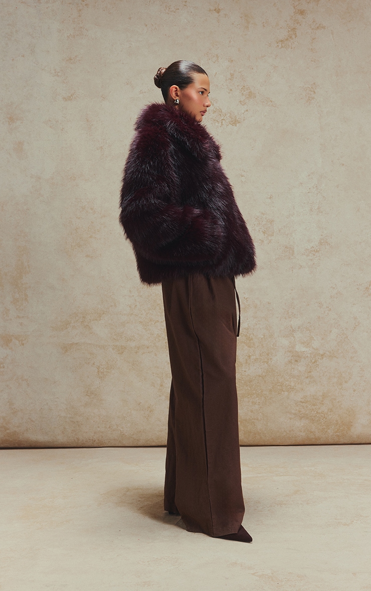 Manteau en fausse fourrure rouge cerise à col oversize image 4