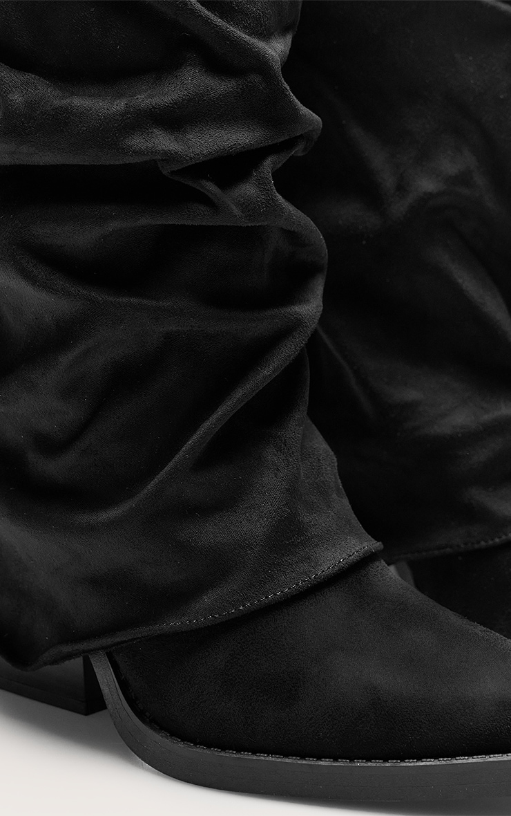 Bottes hautes pointues en suédine noire repliées à talon carré image 4