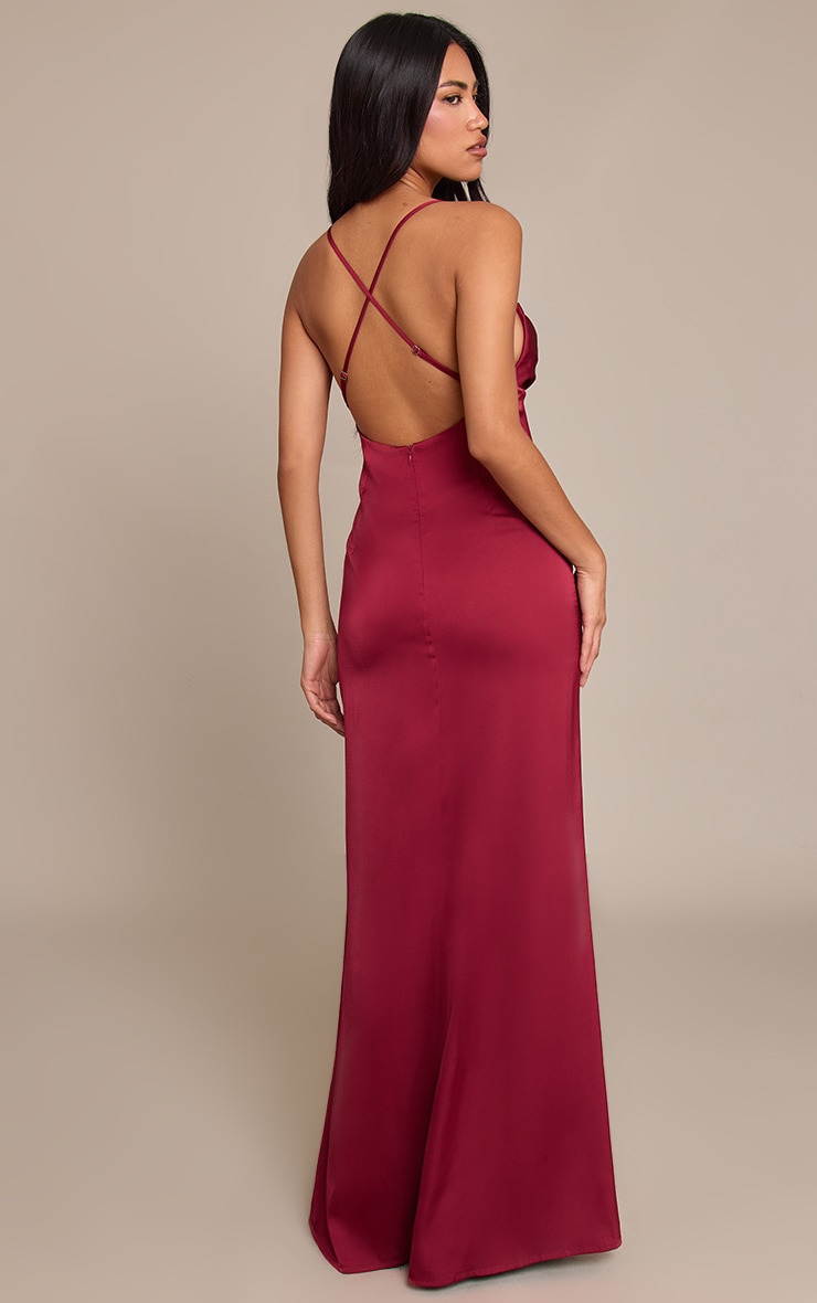 Robe longue satinée rouge vin à bretelles fines et buste drapé image 2