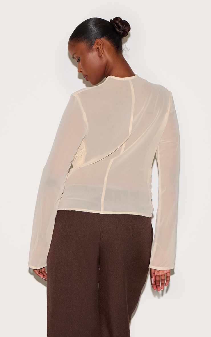 Blouse en mousseline de soie amande transparente à col bénitier et manches longues image 2