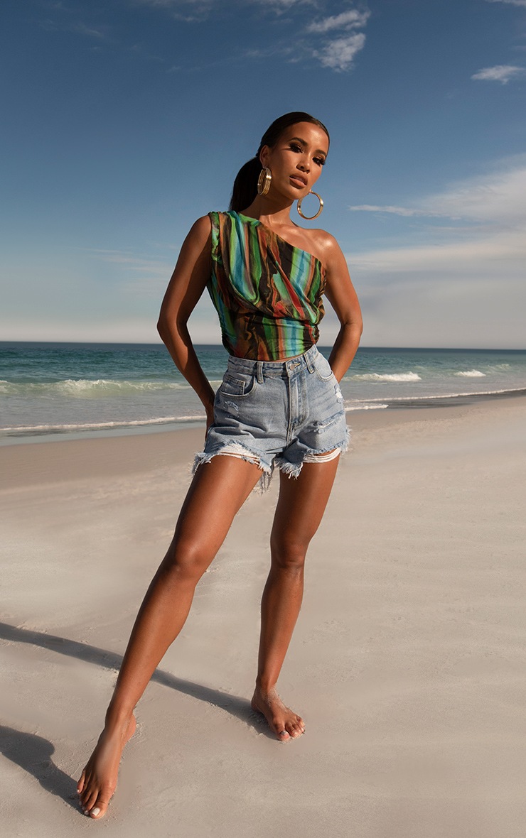 PRETTYLITTLETHING - Short mom en jean bleu clair délavé déchiré