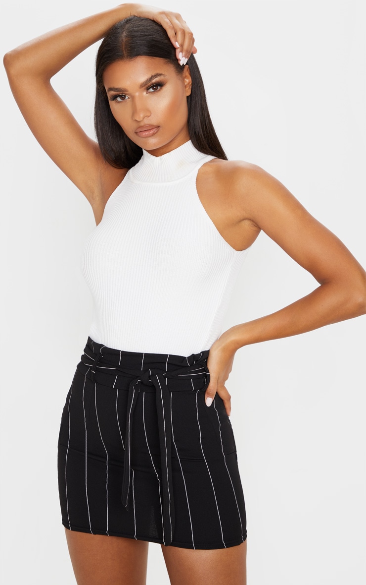 Mini-jupe noire à fine rayures et attache à la taille