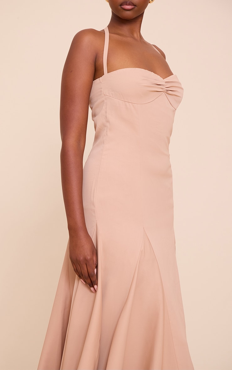Robe longue tissée taupe à buste plissé et dos nu image 4
