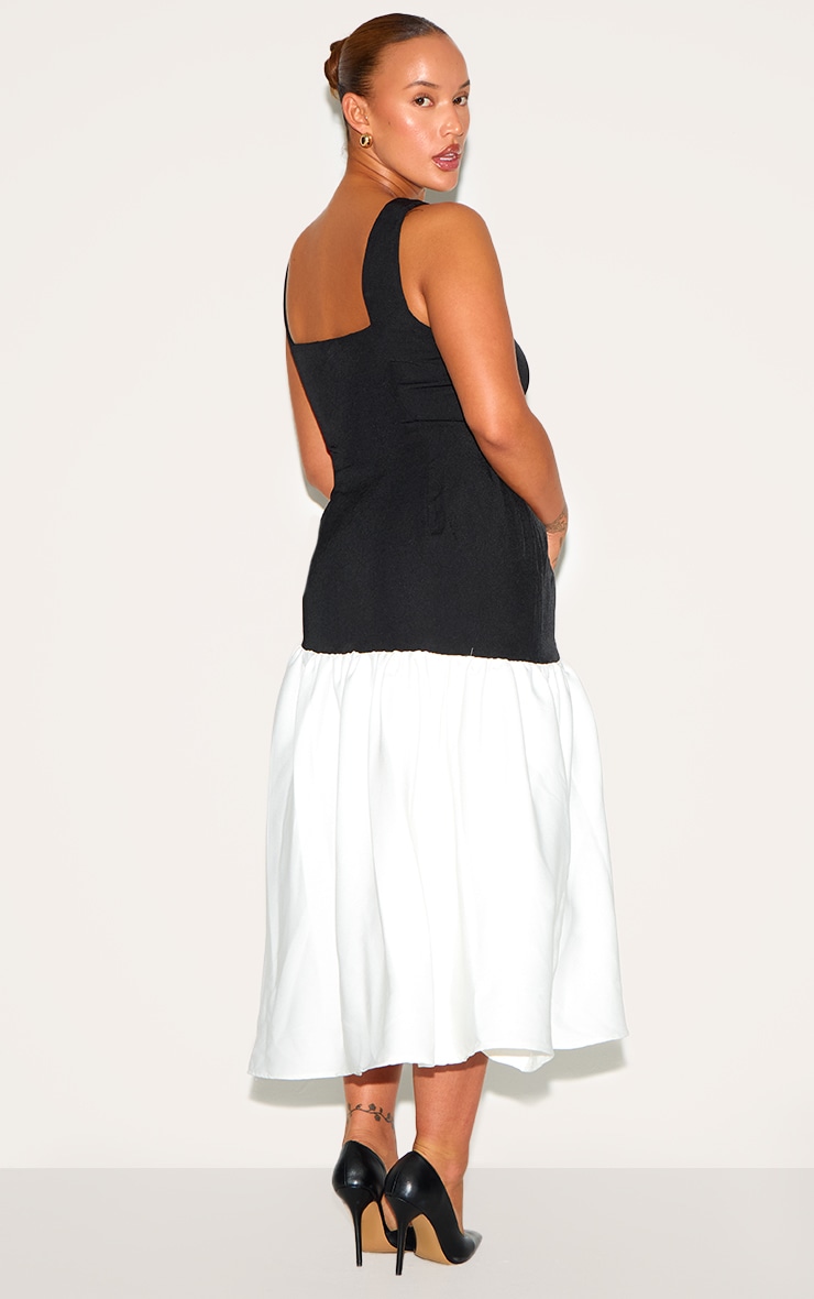 Plus Robe mi-longue noire et blanche à col carré et ourlet plissé contrastant image 2