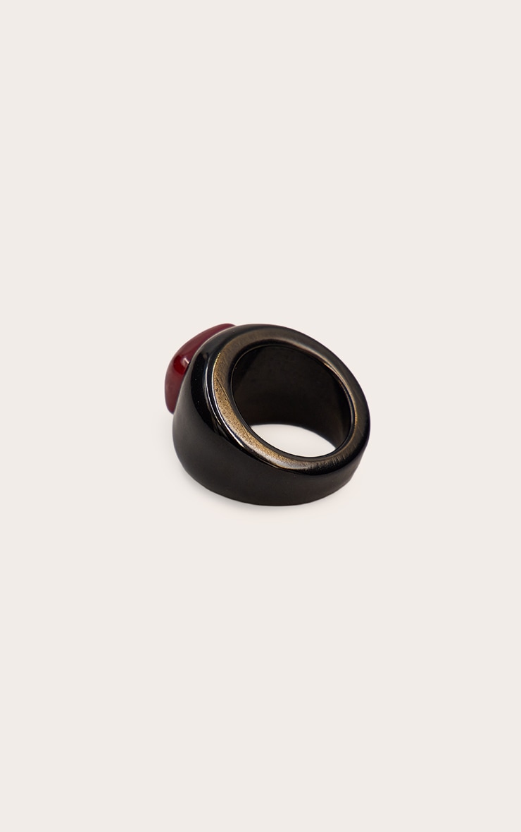 Bague massive noire à détail en résine rouge image 3