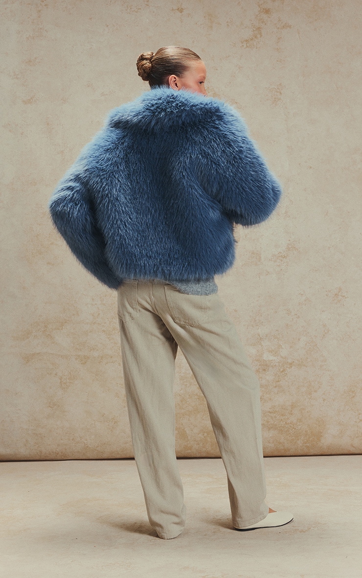 Manteau en fausse fourrure bleu pastel à col oversize image 4