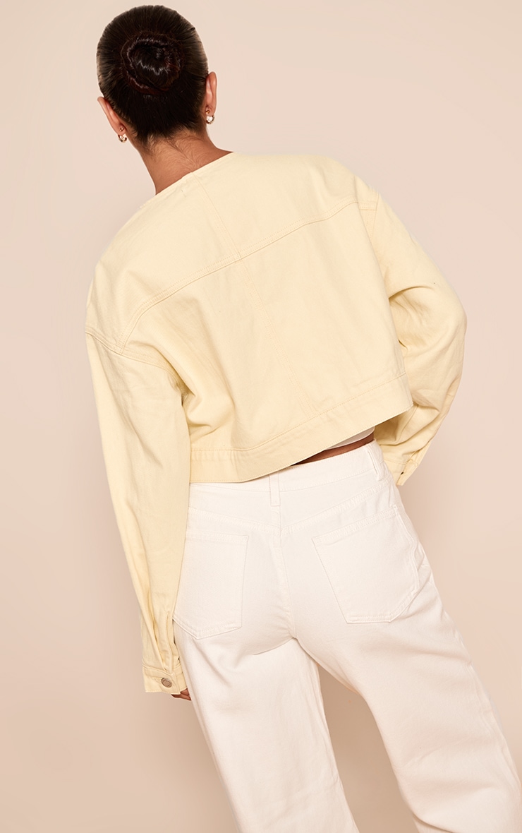 Veste courte en jean crème au beurre sans revers image 2