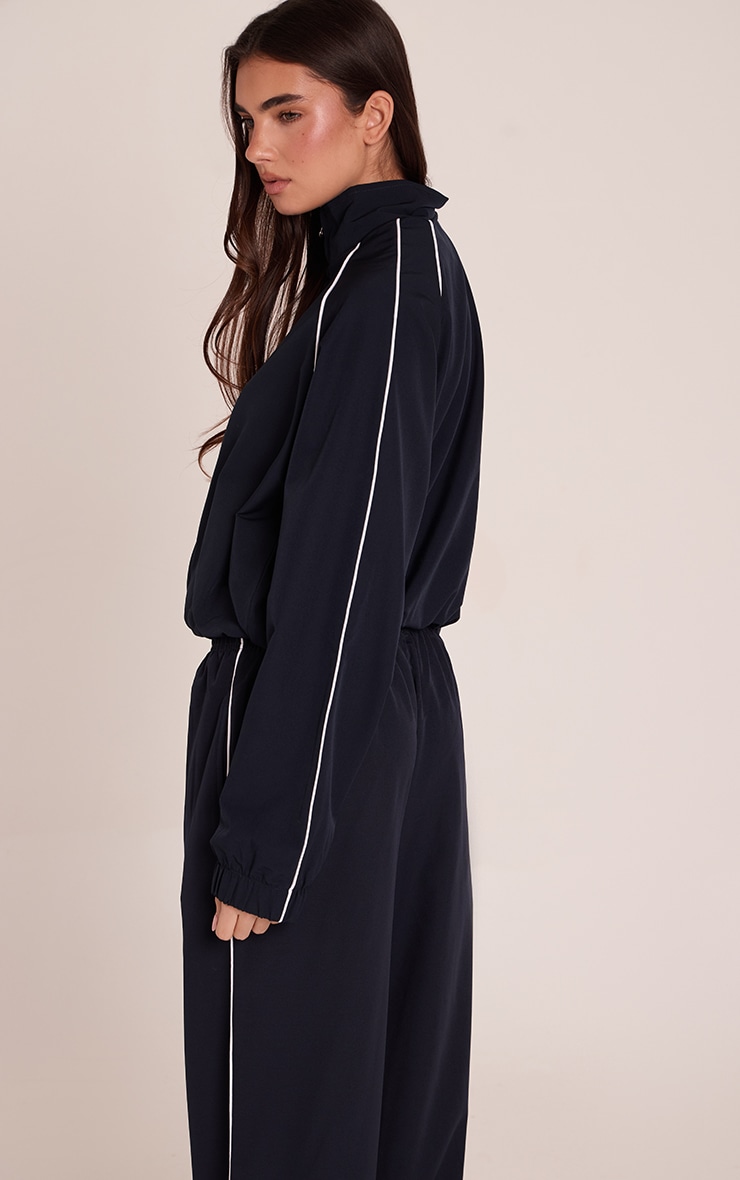 Veste bleu marine zippée à col entonnoir et lisérés contrastants image 2