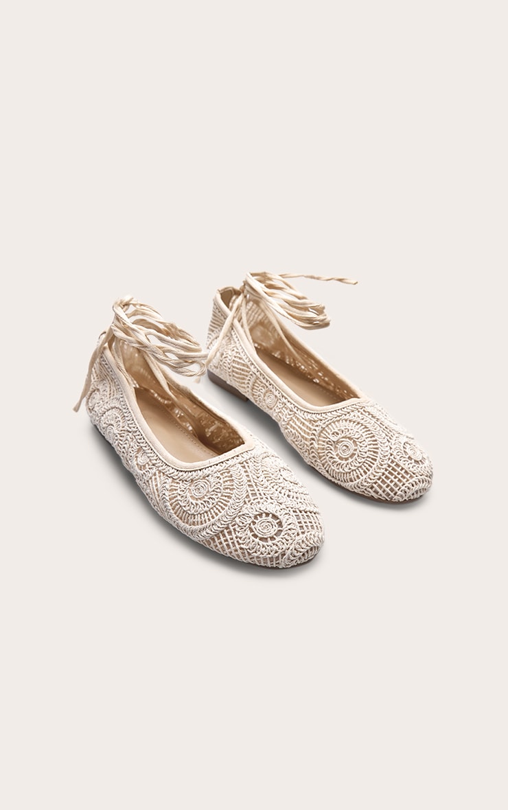 Ballerines rondes en dentelle crème à brides lacées image 3