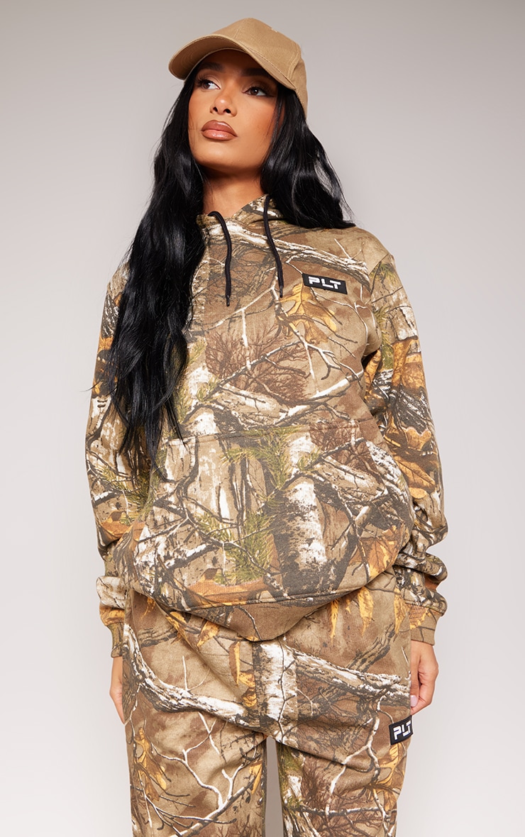 PRETTYLITTLETHING Khaki Camo Print Logo Badge Detail Oversized Hoodie image 1