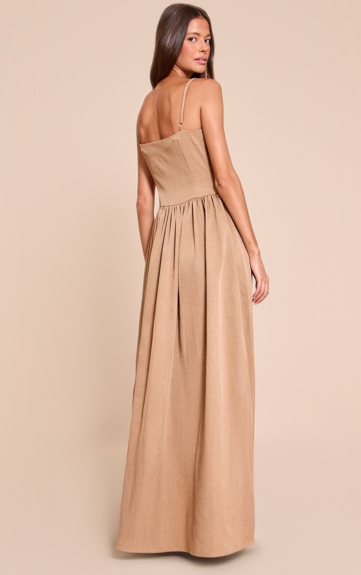 Robe longue tissée taupe à bretelles fines et détails sur le buste image 2
