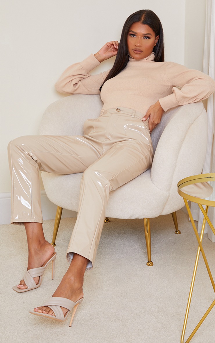 Pantalon droit en vinyle gris pierre à détail coutures