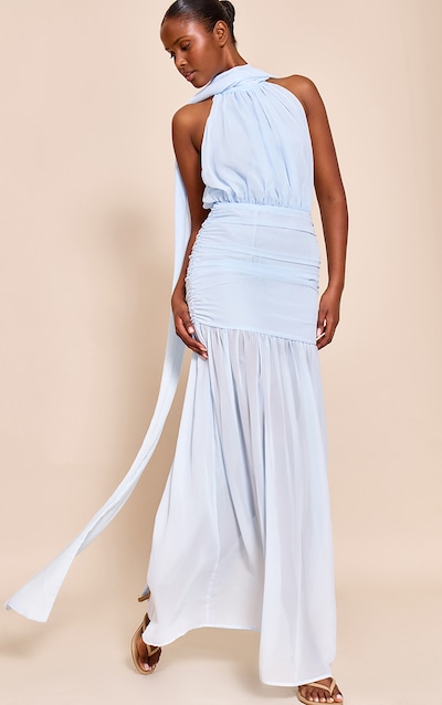 Robe longue bleu clair froncée à col montant et détail foulard