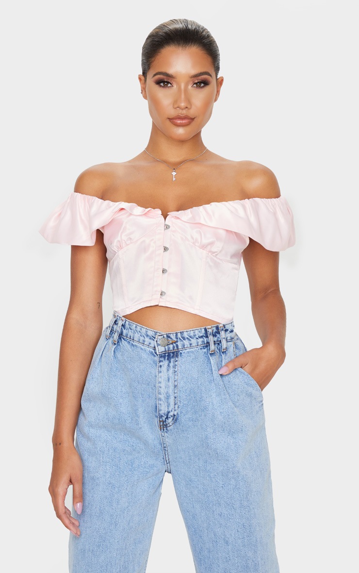Crop top col bateau volanté satiné rose à agrafes et oeillets