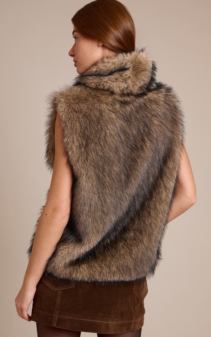 Gilet pullover en fausse fourrure marron foncé à col montant image 2