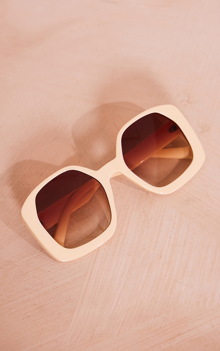 Lunettes de soleil crème oversize à monture carrée image 2