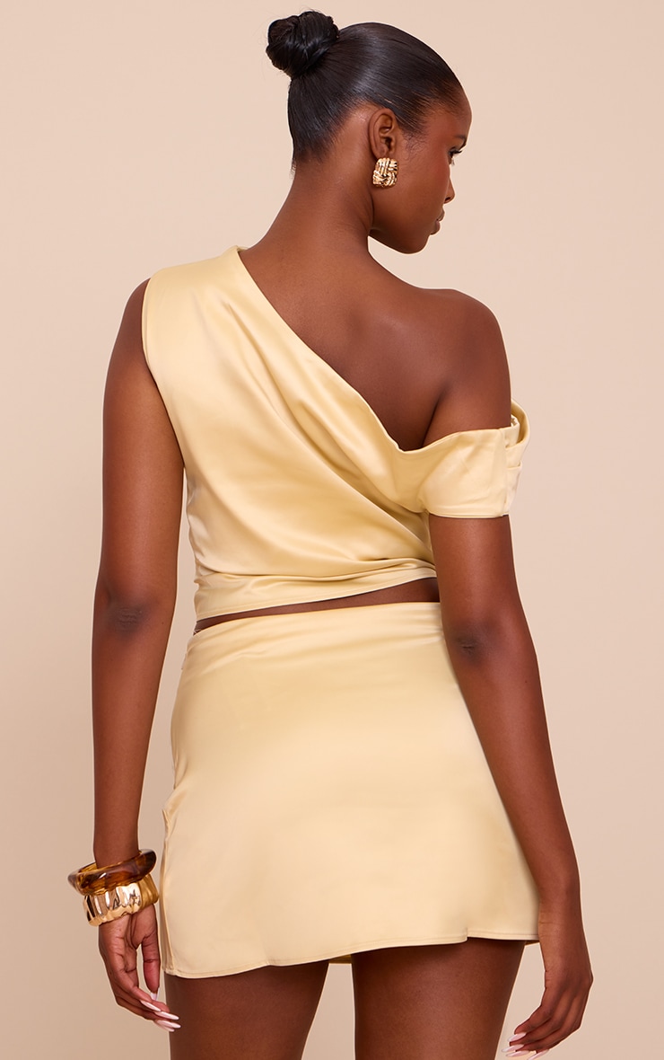 Top asymétrique satiné jaune citron à épaule unique et col bénitier image 2