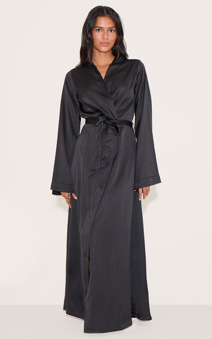 Nuisette noire longue en matière satinée image 3