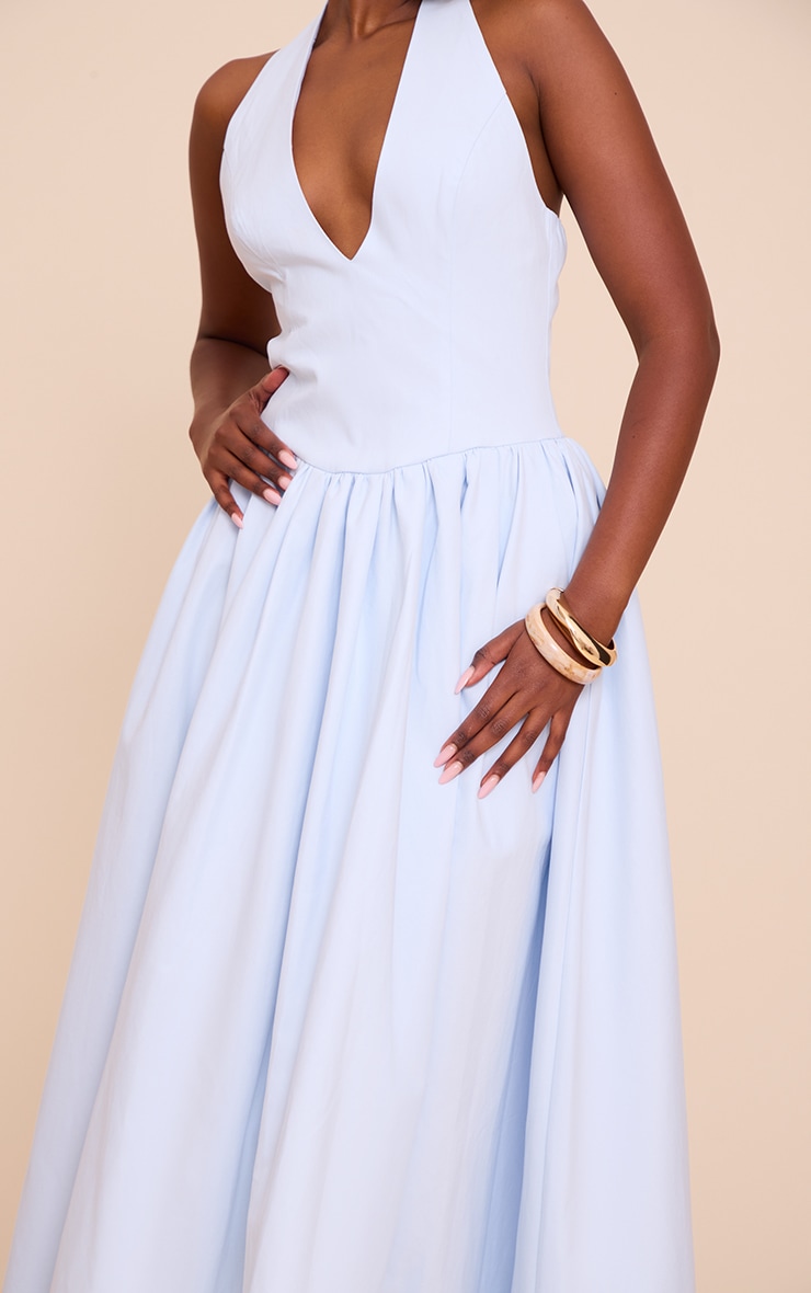 Robe longue bleu clair froncée à dos nu et détail noué image 4