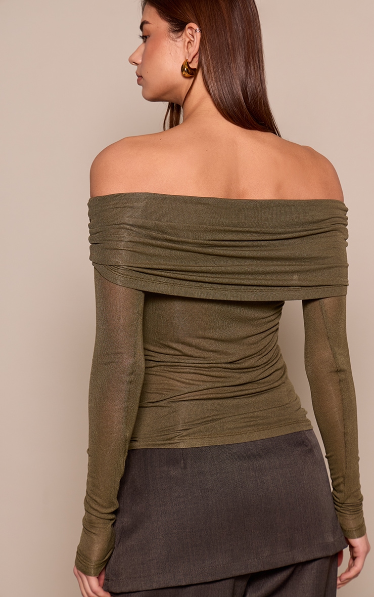 Top doux kaki transparent à col bardot replié et manches longues image 2