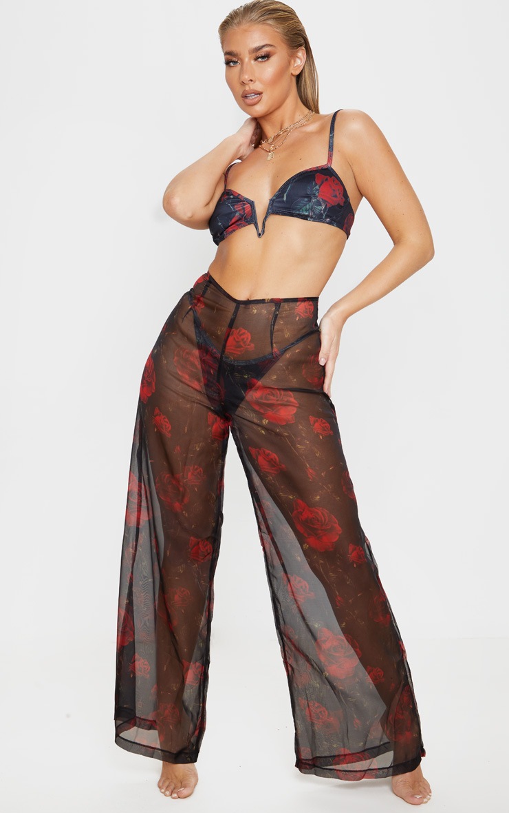 Pantalon de plage flare noir à imprimé roses