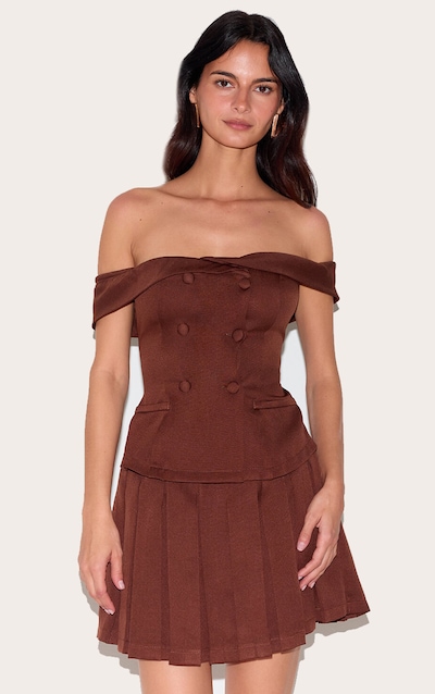 Combishort de tailleur jupe short chocolat plissé à col bardot et boutons