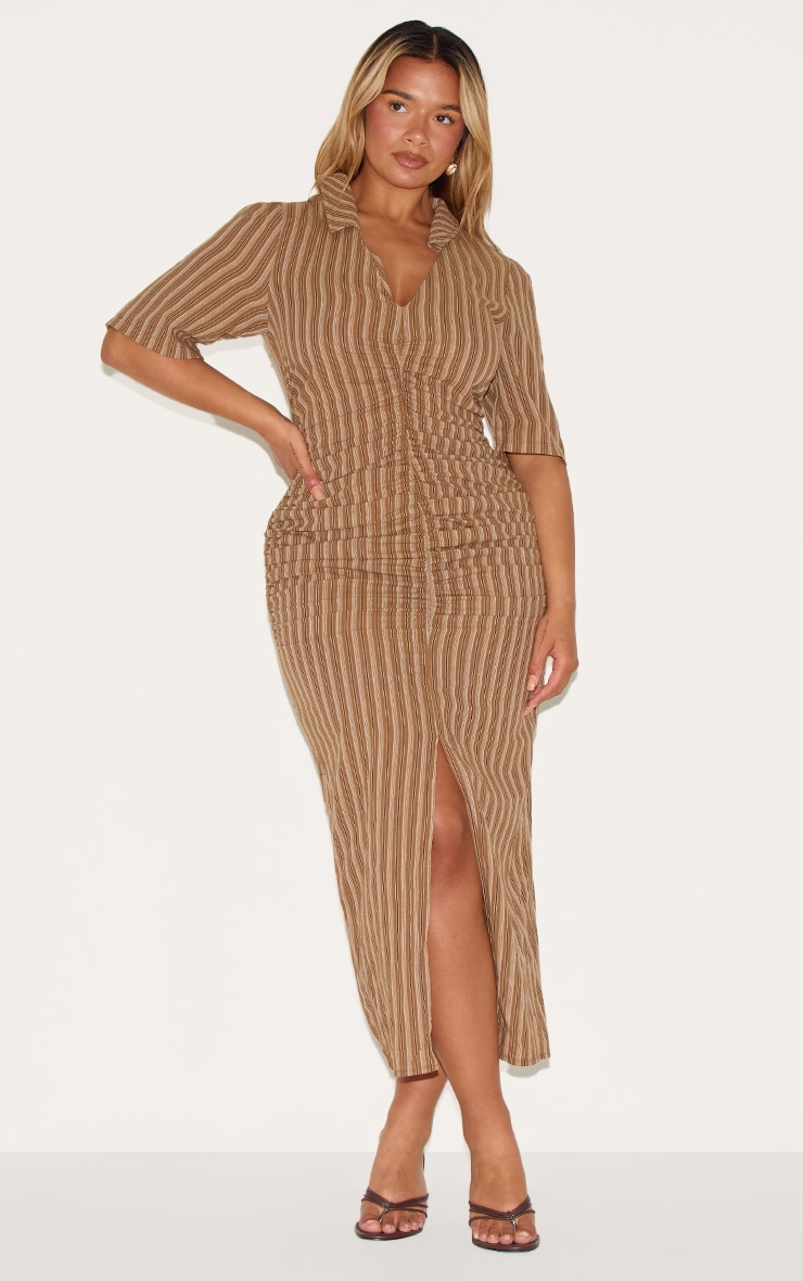 Shape Robe longue marron froncée devant à rayures et col replié image 3