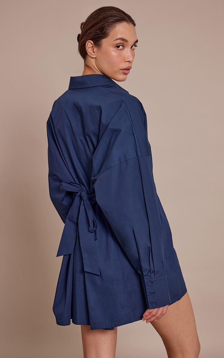 Robe droite bleu marine à manches longues et dos noué image 2