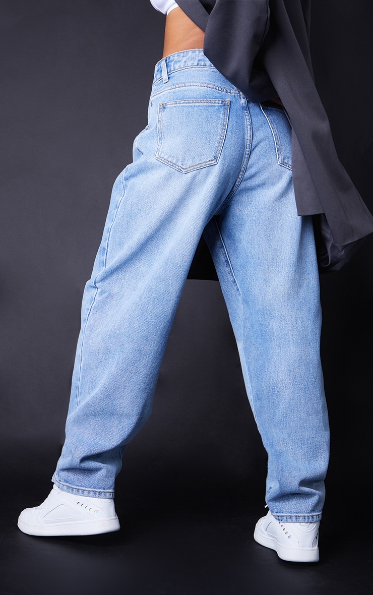 PRETTYLITTLETHING Petite L28 Light Wash Boyfriend Jeans image 3