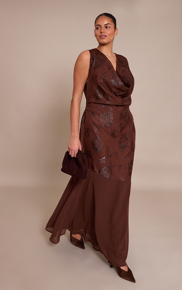 Plus Robe longue chocolat à col bénitier et appliqués fleurs