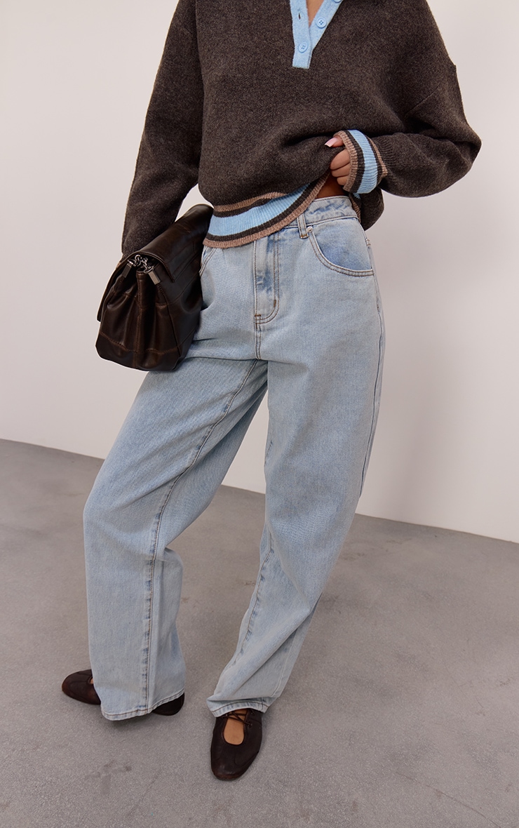 Jean boyfriend bleu clair échancré dans le dos