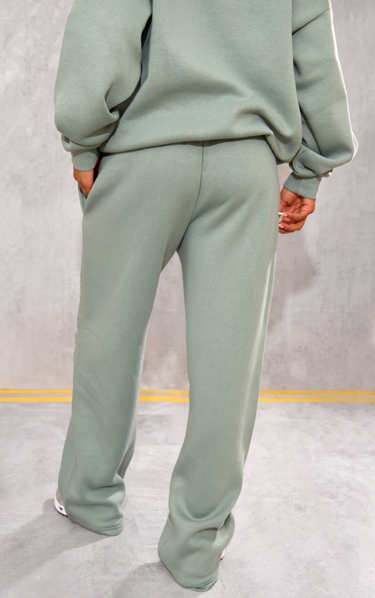 PRETTYLITTLETHING Jogging droit vert sauge à graphique en relief "Athletics Club" image 3
