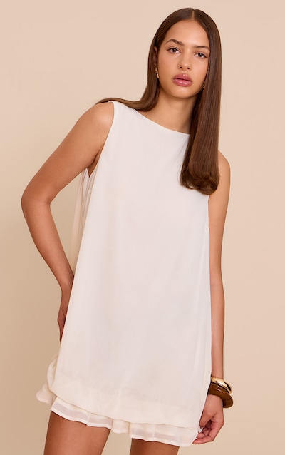 Robe droite en mousseline de soie crème à col bateau et ourlet volanté