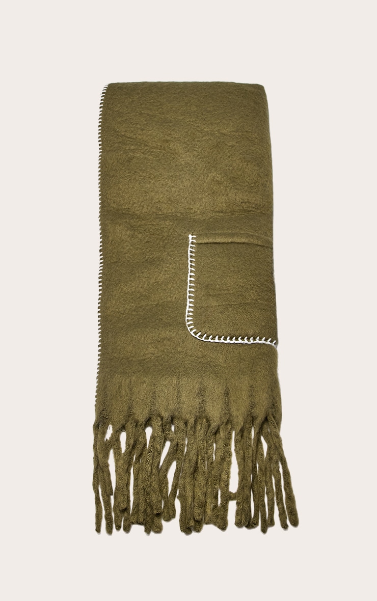 Écharpe en maille tricot vert olive contrastée à poches image 2