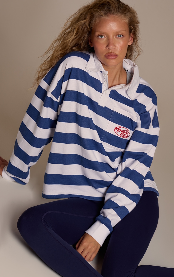 Polo bleu marine et blanc à rayures style club de sport image 3