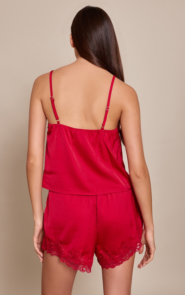 Ensemble de pyjama débardeur et short satiné rouge à détail en dentelle image 2