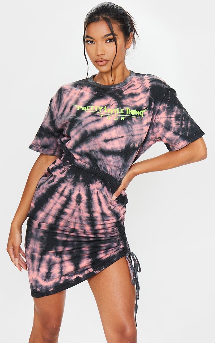 PRETTYLITTLETHING - Robe sweat orange tie & dye froncée sur le côté