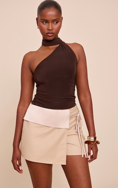 Jupe-short portefeuille satinée camel à bande sur la taille