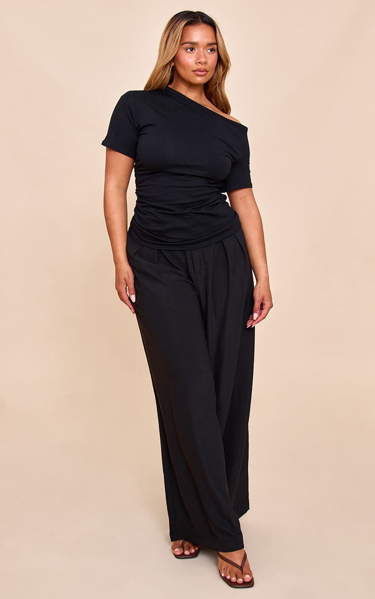 Shape T-shirt noir froncé sur les côtés à épaule dénudée image 3