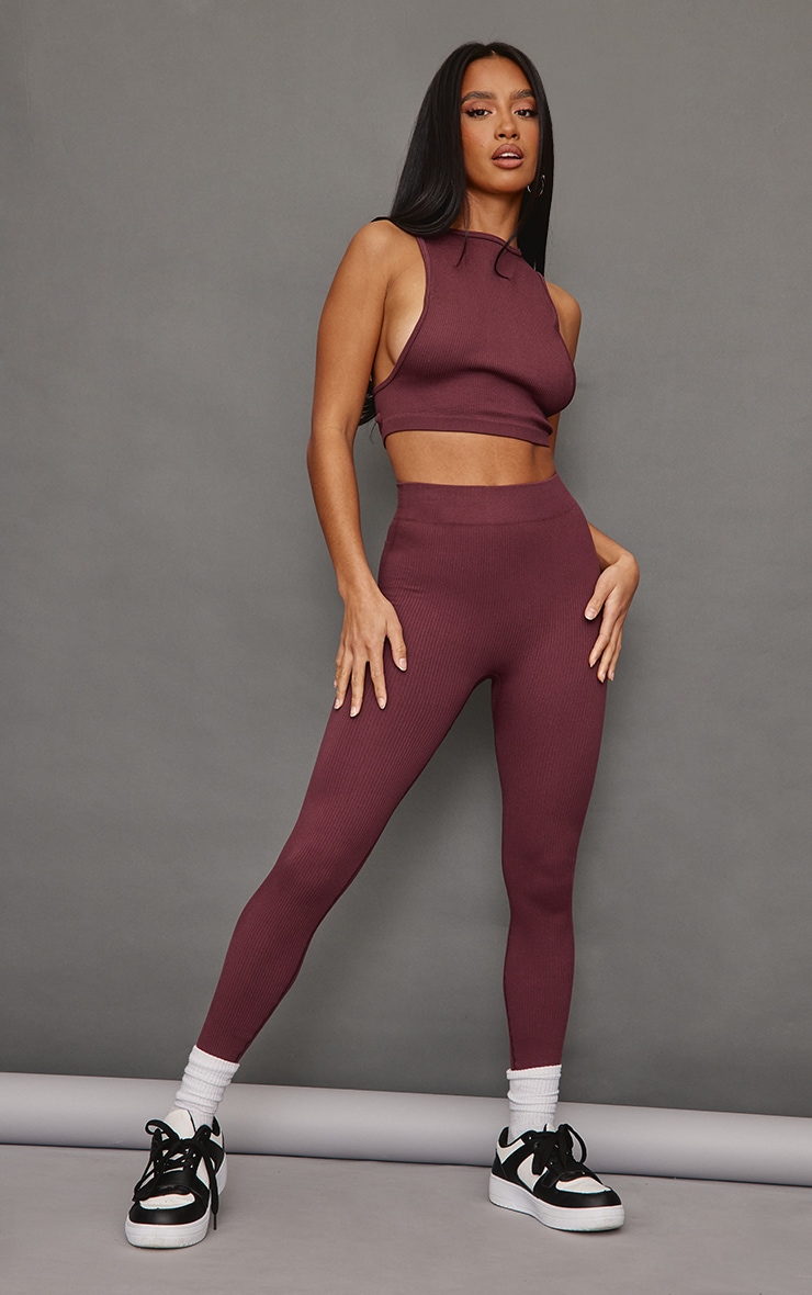 Petite Crop top côtelé prune détail contours à dos ouvert et bretelles image 3