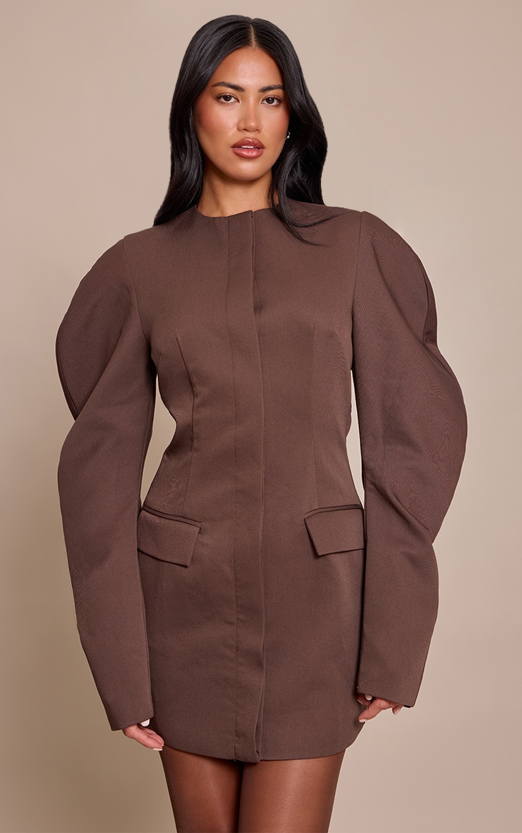 Robe blazer tissée chocolat profond à manches cocon et boutons