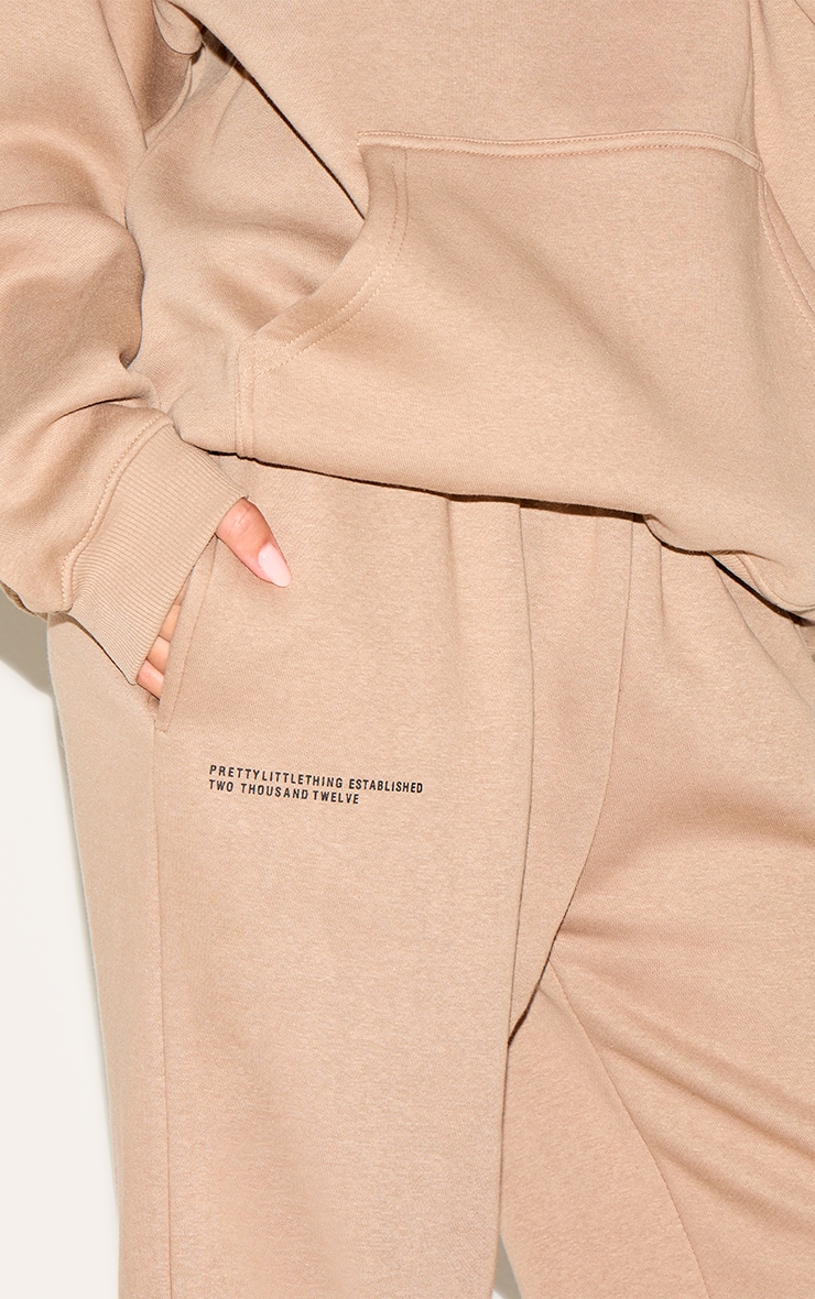 PRETTYLITTLETHING Jogging café au lait à bas resserré et slogan Est 2012 image 4