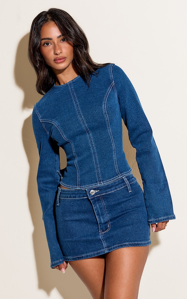 Petite Top manches longues bleu moyen délavé à dos ouvert et coutures contrastantes